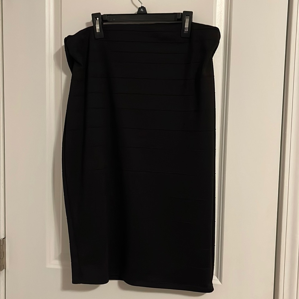Black pencil skirt with lines